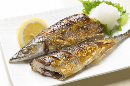 Téléchargez les photos : Plat de poisson avec coin citron - en image libre de droit