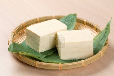 Téléchargez les photos : Assiette de tofu sur fond blanc - en image libre de droit