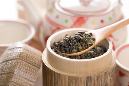 Téléchargez les photos : Pile de thé vert séché dans une cuillère en bois - en image libre de droit