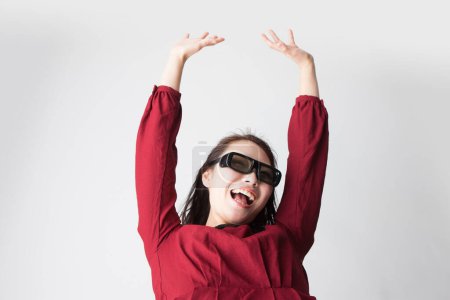Téléchargez les photos : Portrait studio de femme émotionnellement japonaise en lunettes posant sur fond blanc - en image libre de droit