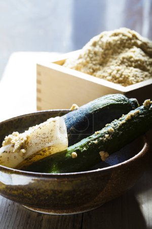 Foto de Queso de tofu japonés con berenjena y pepino en tazón - Imagen libre de derechos