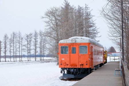 Foto de Vista de invierno de la locomotora roja en el parque - Imagen libre de derechos