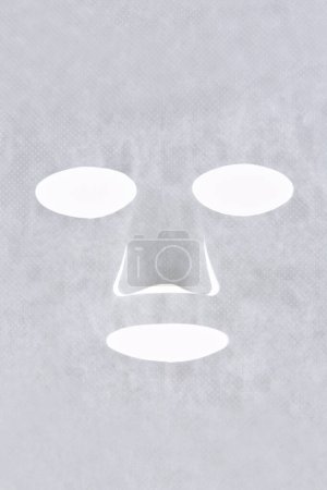 Téléchargez les photos : Masque de feuille sur fond blanc - en image libre de droit
