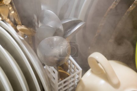 Téléchargez les photos : Lave-vaisselle rempli de vaisselle et cuillères - en image libre de droit
