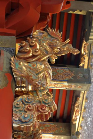 Foto de Primer plano de la decoración tradicional antigua en el templo japonés de madera - Imagen libre de derechos