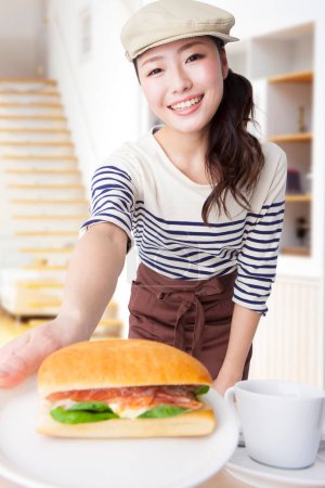 Foto de Retrato de hermosa joven camarera japonesa en ropa elegante en la cafetería - Imagen libre de derechos