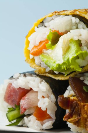 Foto de Rollos de sushi con atún, salmón, queso. Comida japonesa - Imagen libre de derechos