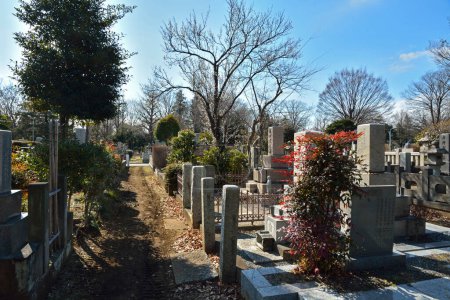 Foto de Primer plano de lápidas tradicionales japonesas en el cementerio - Imagen libre de derechos