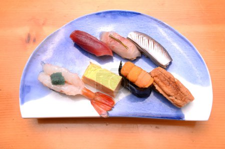 Foto de Varios deliciosa comida asiática. Sushi en el plato - Imagen libre de derechos