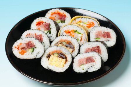 Téléchargez les photos : Rouleaux de sushi au thon, saumon, fromage. Nourriture japonaise - en image libre de droit
