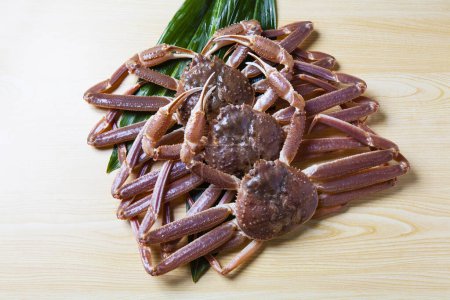Téléchargez les photos : Fresh crabs on green leaf on background, close up - en image libre de droit