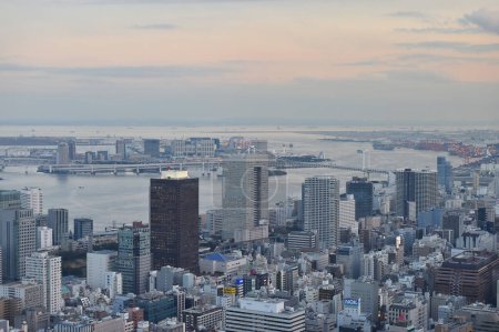 Téléchargez les photos : Vue aérienne de la ville japonaise moderne de jour - en image libre de droit
