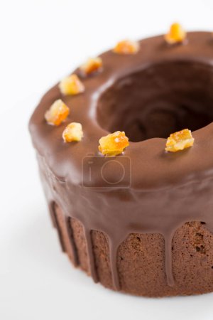 Téléchargez les photos : Beignet au chocolat avec des oranges sur le dessus - en image libre de droit