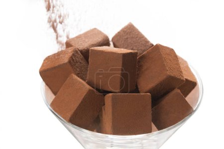 Foto de Pila de cubos de chocolate en una superficie blanca - Imagen libre de derechos