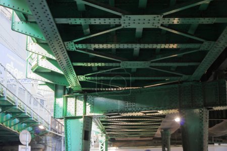 Téléchargez les photos : Structure de pont en métal vert, fond industriel - en image libre de droit