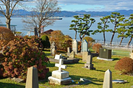 Téléchargez les photos : Gros plan des pierres tombales japonaises traditionnelles sur le cimetière - en image libre de droit