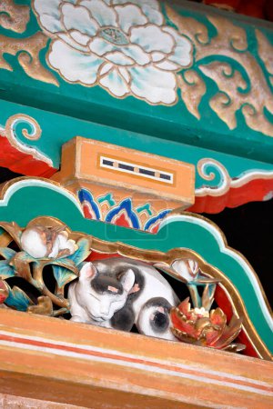 Foto de Primer plano de la decoración tradicional antigua en el templo japonés de madera - Imagen libre de derechos