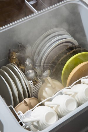 Téléchargez les photos : Lave-vaisselle rempli de vaisselle - en image libre de droit