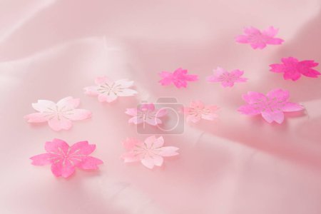 Téléchargez les photos : Fond rose avec des fleurs en papier - en image libre de droit