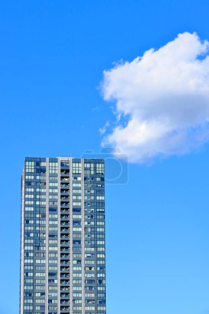 Foto de Moderno edificio de apartamentos contra el cielo azul - Imagen libre de derechos