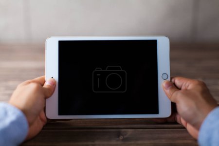 Foto de Vista de cerca del hombre de negocios utilizando un moderno dispositivo de tableta - Imagen libre de derechos