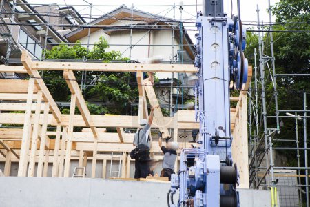Téléchargez les photos : Nouvelle maison en construction. Bâtiment avec poutres en bois - en image libre de droit