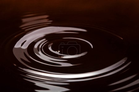 Téléchargez les photos : Macro photo de cercles sur l'eau sombre - en image libre de droit