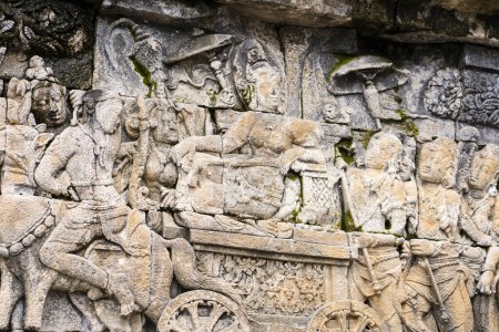 Bajorrelieve de piedra en templo budista en Java, Indonesia