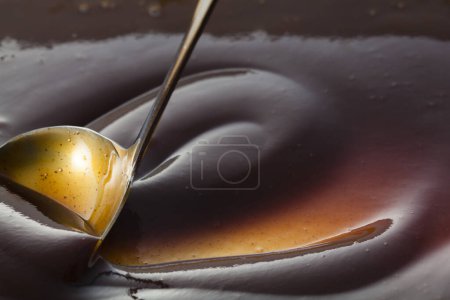Mischen dicke dunkle Sauce mit Schöpfkelle, Lebensmittel Hintergrund