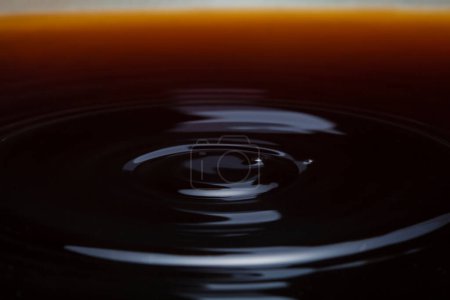 Foto de Macro foto de círculos en el agua oscura - Imagen libre de derechos