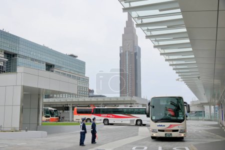 Foto de Nueva terminal de autobuses de la autopista Shinjuku (Basuta Shinjuku) Se ha abierto una nueva terminal de autobuses importante en el distrito de Tokyos Shinjuku. - Imagen libre de derechos