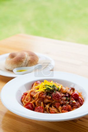 Téléchargez les photos : Délicieux spaghettis bolognais à la sauce tomate - en image libre de droit