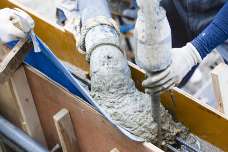 Foto de Trabajador que utiliza cemento en el sitio de construcción, de cerca - Imagen libre de derechos