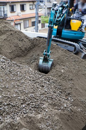 Foto de Primer plano de la excavación de excavadoras en el sitio de construcción - Imagen libre de derechos