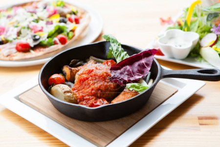 Téléchargez les photos : Délicieuse viande cuite avec des légumes et sauce tomate - en image libre de droit