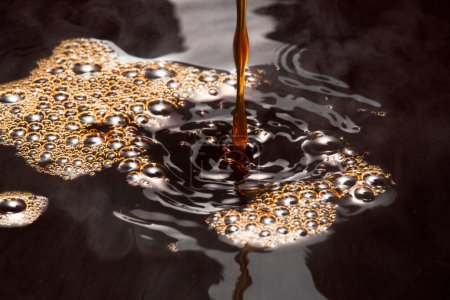 Foto de Macro foto de círculos en el agua oscura, vertiendo líquido negro - Imagen libre de derechos