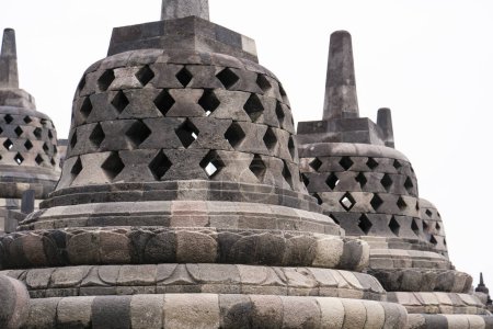 Schöne Architektur der Stupas im buddhistischen Borobudur-Tempel in Magelang Regency, in der Nähe der Stadt Magelang und der Stadt Muntilan, in Zentraljava, Indonesien