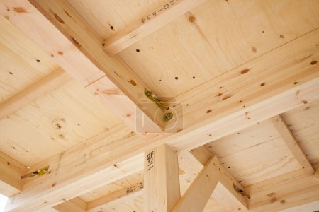 Téléchargez les photos : Nouvelle maison en construction. Bâtiment avec poutres en bois - en image libre de droit