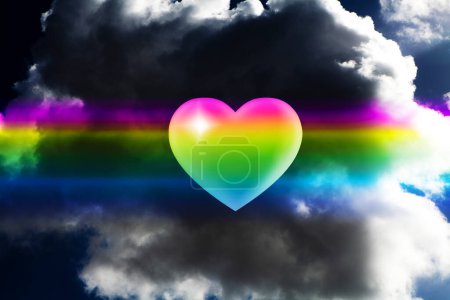Téléchargez les photos : Coeur arc-en-ciel coloré sur fond de ciel gris avec nuages - en image libre de droit