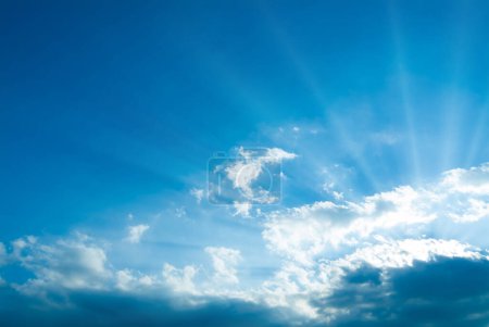 Téléchargez les photos : Ciel bleu vif et rayons du soleil, fond de la nature - en image libre de droit