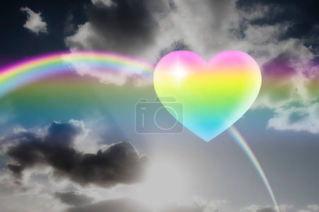 Foto de Corazón de arco iris colorido sobre fondo gris cielo con nubes - Imagen libre de derechos