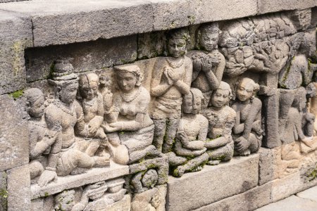 Foto de Bajorrelieve de piedra en el templo budista de Borobudur en Magelang Regency, cerca de la ciudad de Magelang y la ciudad de Muntilan, en Java Central, Indonesia - Imagen libre de derechos