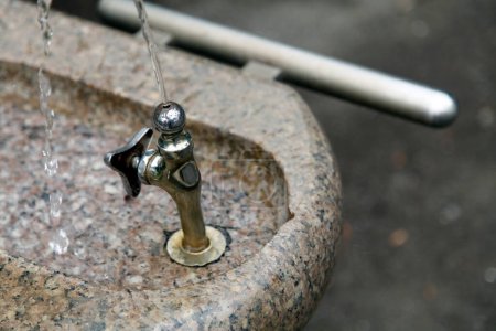 Téléchargez les photos : Source of drinking water in the park - en image libre de droit