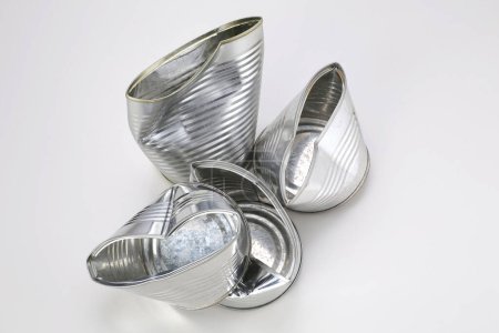 Foto de Latas de aluminio deformadas aisladas sobre fondo blanco - Imagen libre de derechos