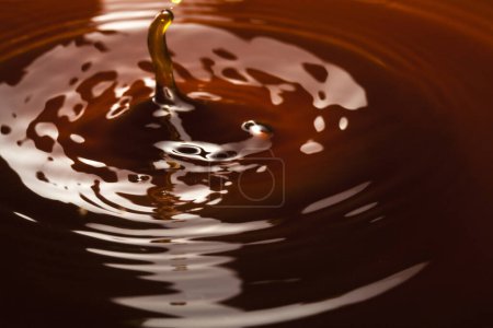 Téléchargez les photos : Macro photo de cercles sur l'eau sombre, verser du liquide noir - en image libre de droit