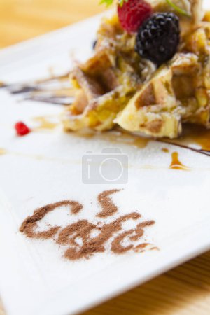 Foto de Gofres con frambuesa y arándanos sobre mesa blanca, delicioso postre - Imagen libre de derechos