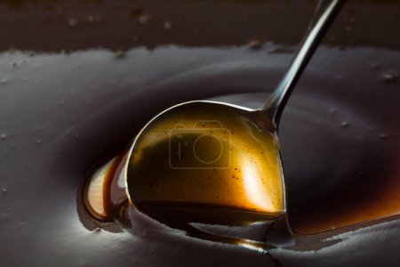 Mischen dicke dunkle Sauce mit Schöpfkelle, Lebensmittel Hintergrund