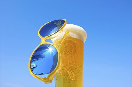 Téléchargez les photos : Verre à bière avec les lunettes de soleil - en image libre de droit