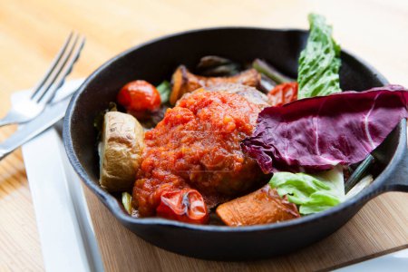 Foto de Deliciosa carne estofada con verduras y salsa de tomate - Imagen libre de derechos