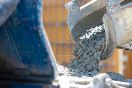 Téléchargez les photos : Couler des fondations en béton sur le chantier - en image libre de droit